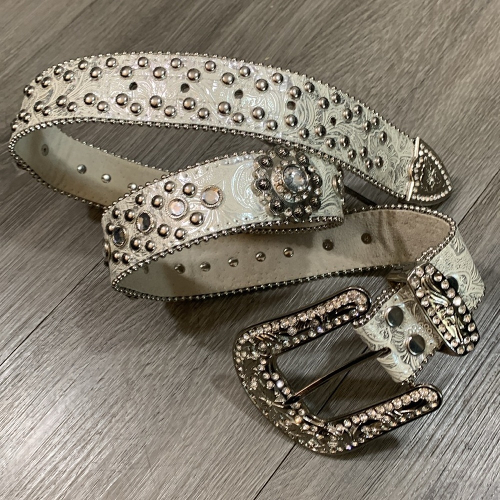 Blazin Roxx Western Style Rhinestone Leather Belt.          size  L